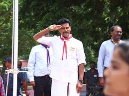 தேசியக் கொடியை ஏற்றி வைத்த பள்ளிக் கல்வித்துறை அமைச்சர் அன்பில் மகேஸ் பொய்யாமொழி